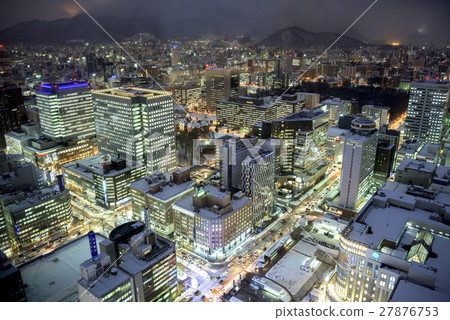 札幌在冬天(夜景)的城市景觀 札幌在冬天(夜景)的城市景觀 27876753