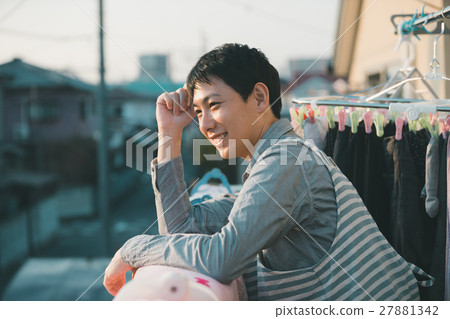 drying a futon, homemaking, housekeeping 27881342