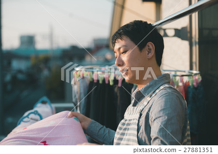 drying a futon, homemaking, housekeeping 27881351