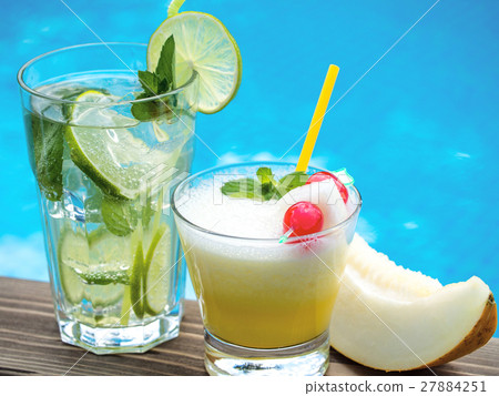 Beach cocktails 27884251