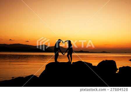 Silhouette of young couple in love at beach 27884528