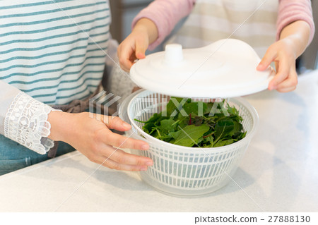 Draining salad 27888130