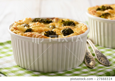 Casserole with potatoes, broccoli and cheese Casserole with potatoes, broccoli and cheese 27888314