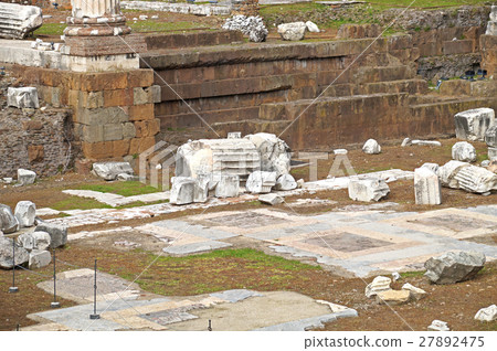 View of Roman Forum, focus on the Saturn's Temple 27892475