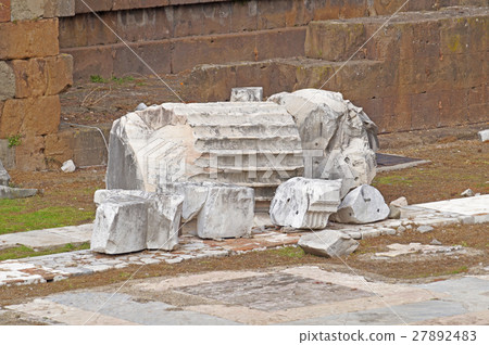 View of Roman Forum, focus on the Saturn's Temple View of Roman Forum, focus on the Saturn's Temple 27892483