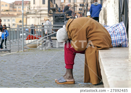 Rome Italy 15 November 2015 : Homeless people Rome Italy 15 November 2015 : Homeless people 27892485