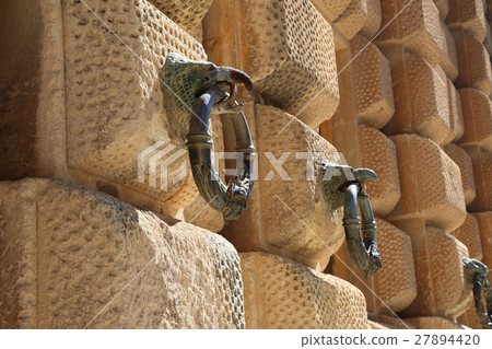 Bronze rings at eagle's peak,Alhambra, Granada 27894420