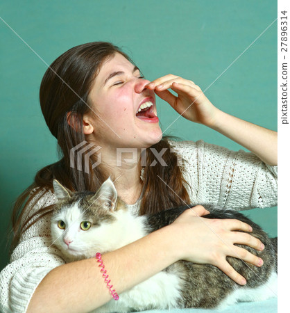 allergyc to cats teen girl sniffing with cat 27896314