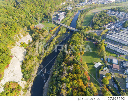 豐平川和住宅區航空照片（南區，札幌市） 27898292