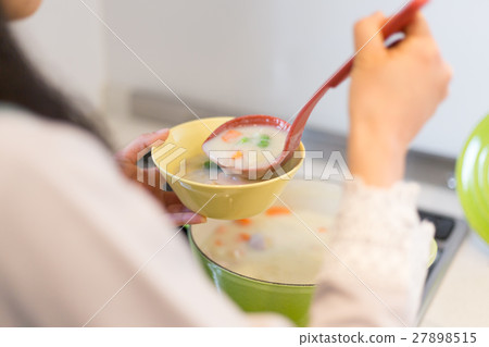 Housewives packing stew 27898515