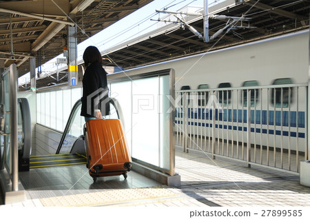 帶著手提箱的女性旅客在新幹線車站 27899585