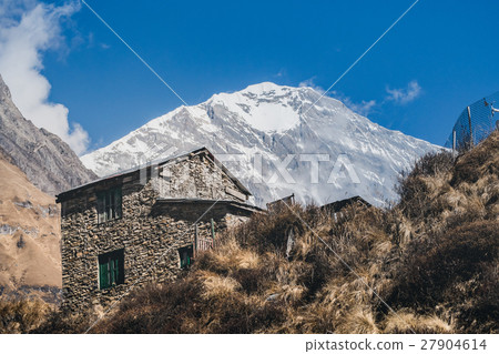 Small Abandoned house on the ABC & MBC route 27904614