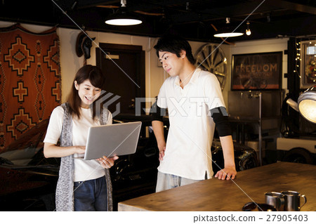 車庫個人計算機夫婦約會女性汽車夫婦車庫假日 車庫個人計算機夫婦約會女性汽車夫婦車庫假日 27905403