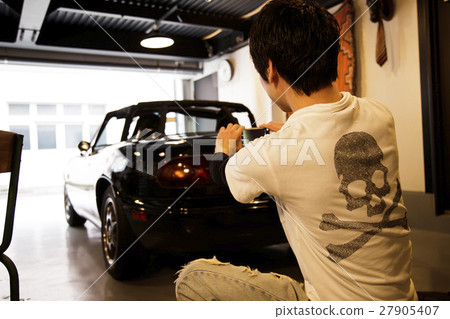 車庫智能手機自拍汽車車庫照片拍攝驅動器男司機司機假期 27905407