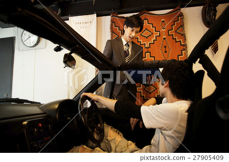 車庫男性商人汽車保險汽車送貨車經銷商買斷車庫 27905409