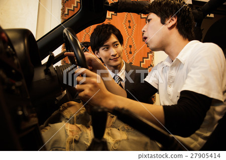 車庫男性商人汽車保險汽車送貨車經銷商買斷車庫 27905414