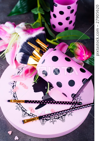 Various makeup brushes 27905620