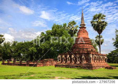 Ruined temple in Sukhothai Historical Park Ruined temple in Sukhothai Historical Park 27907206