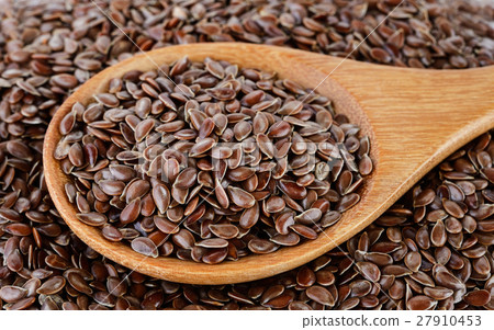 Flax seeds heap in wood spoon 27910453