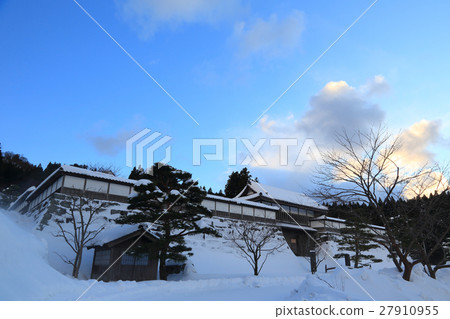 Kameda castle in winter 27910955