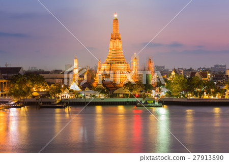 Twilight view of Wat Arun Temple waterfront Twilight view of Wat Arun Temple waterfront 27913890