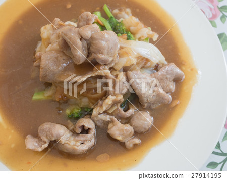 stir-fried pork noodle with gravy sauce stir-fried pork noodle with gravy sauce 27914195