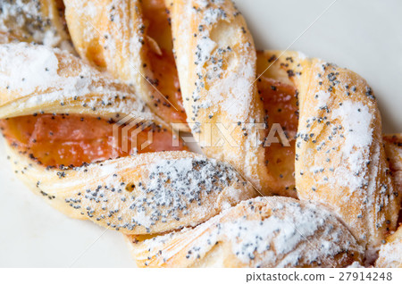 Close up of braided sweet puff pastry 27914248