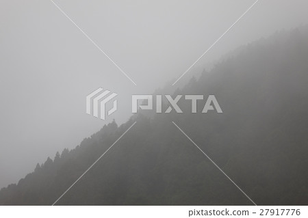 一座山在霧中消失 一座山在霧中消失 27917776