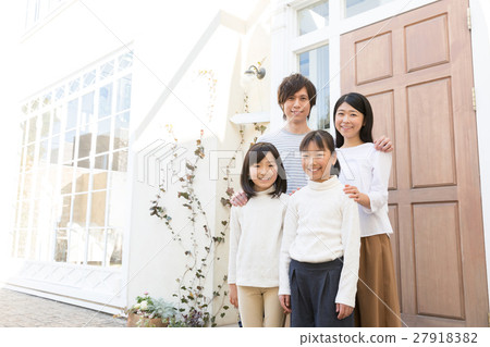 一個家庭在入口處放鬆 27918382
