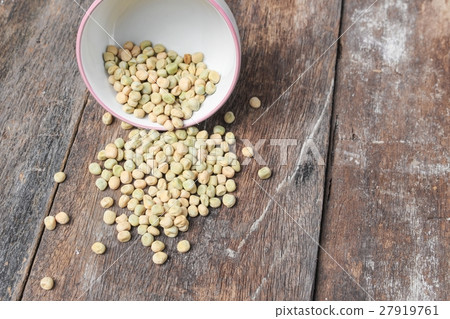 dry green peas, sugar pea in bowl on wood dry green peas, sugar pea in bowl on wood 27919761