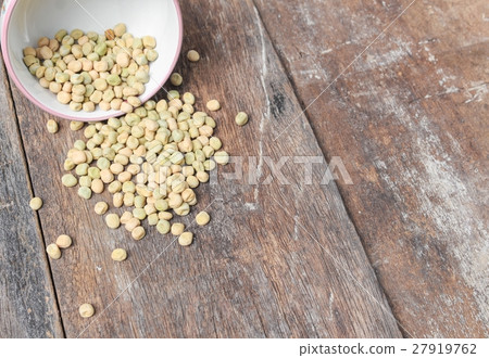 dry green peas, sugar pea in bowl on wood dry green peas, sugar pea in bowl on wood 27919762