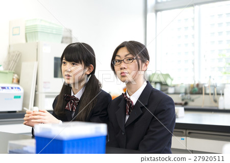 女子高中生在等待課程開始在科學室 女子高中生在等待課程開始在科學室 27920511