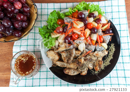 Grilled chicken salad 27921133
