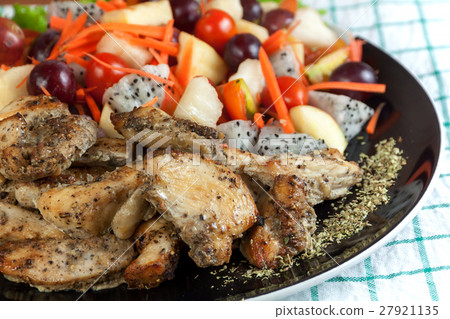 Grilled chicken salad 27921135