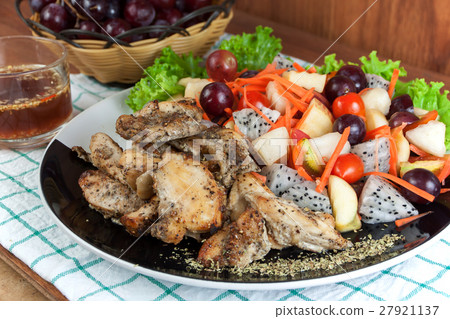 Grilled chicken salad 27921137