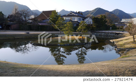 奧庫尼先生恢復宮殿宮內花園和遠處可見的龍福克地區 27921474