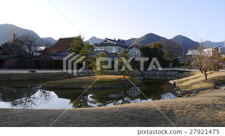 Mr. Okuni's restoration of the palace Ikeizumi garden and the distantly visible Longfuk Territory 27921475