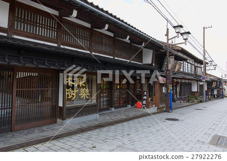 在富山縣的木雕店前面的稻美町街道的城市景觀 27922276