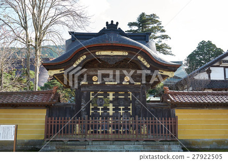 Zuisenji Temple gate (Teshiko gate, Chrysanthemum gate) Front, Toyama prefecture Inami 27922505