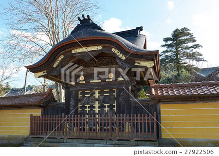 Yuzenji Temple gate (Tesutomon, gate of chrysanthemum) of Tang Feng, Toyama prefecture Inami 27922506