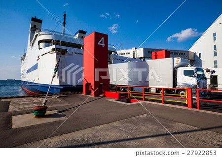 在北海道登陸的長途運輸卡車 27922853