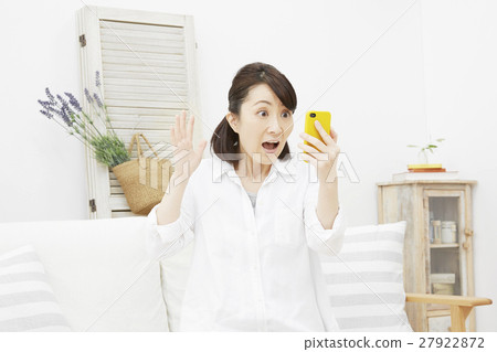 中間女性智能手機驚訝 中間女性智能手機驚訝 27922872