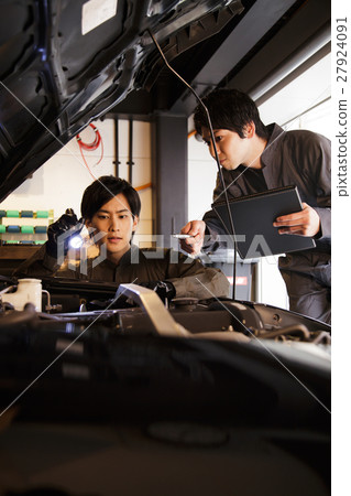 Garage mechanic engine mechanic male maintenance inspection vehicle car repair shop garage 27924091
