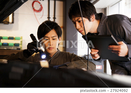 Garage mechanic engine mechanic male maintenance inspection vehicle car repair shop garage 27924092