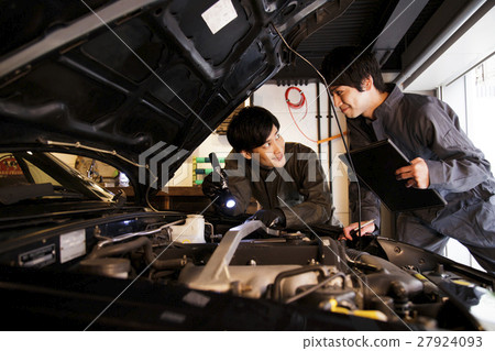 車庫技工引擎技工男性維護檢查車汽車修理店車庫 車庫技工引擎技工男性維護檢查車汽車修理店車庫 27924093
