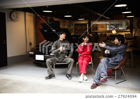 Garage coffee break mechanic mechanic male female maintenance inspection vehicle car repair shop 27924094