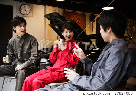 車庫咖啡休息技工技工男性女性維護檢查車汽車維修車間 27924096