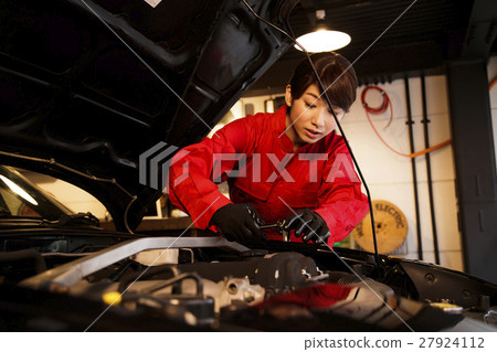 車庫技工技工女性維護檢查車汽車維修車間 車庫技工技工女性維護檢查車汽車維修車間 27924112