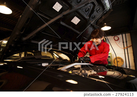 車庫技工技工女性維護檢查車汽車維修車間 27924113