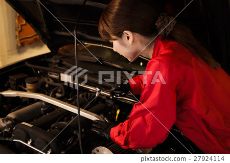 車庫技工技工女性維護檢查車汽車維修車間 27924114